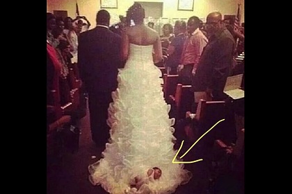 <br />
Невеста привязала младенца к подолу платья и пошла к алтарю<br />
